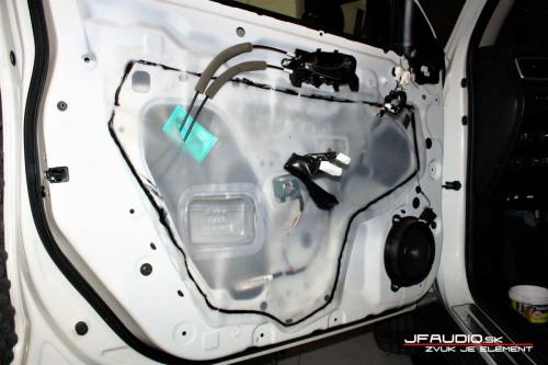 Nissan-xtrail-tlmenia kufra dverí inštalácia reproduktorov