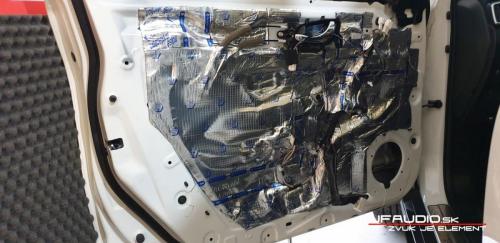 Nissan-xtrail-tlmenia kufra dverí inštalácia reproduktorov