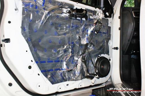 Nissan-xtrail-tlmenia kufra dverí inštalácia reproduktorov
