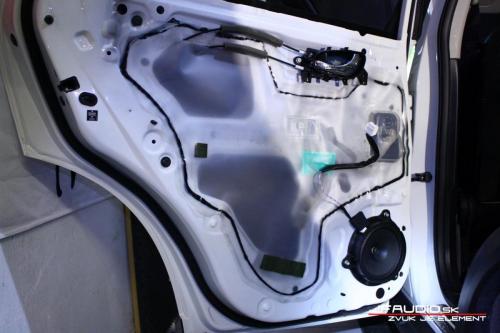 Nissan-xtrail-tlmenia kufra dverí inštalácia reproduktorov
