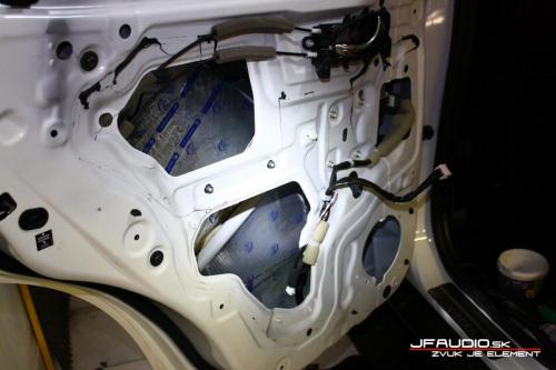 Nissan-xtrail-tlmenia kufra dverí inštalácia reproduktorov