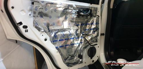 Nissan-xtrail-tlmenia kufra dverí inštalácia reproduktorov