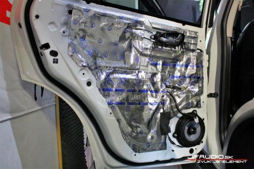 Nissan-xtrail-tlmenia kufra dverí inštalácia reproduktorov