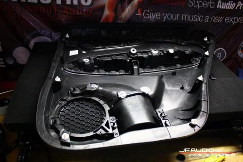 Nissan-xtrail-tlmenia kufra dverí inštalácia reproduktorov