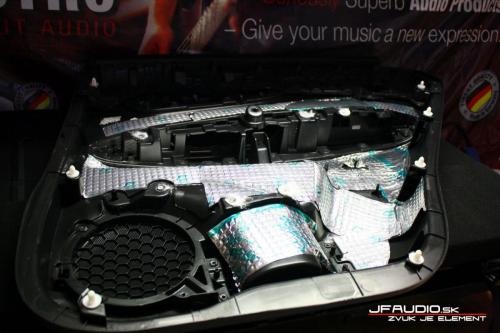 Nissan-xtrail-tlmenia kufra dverí inštalácia reproduktorov