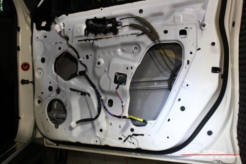 Nissan-xtrail-tlmenia kufra dverí inštalácia reproduktorov