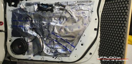 Nissan-xtrail-tlmenia kufra dverí inštalácia reproduktorov