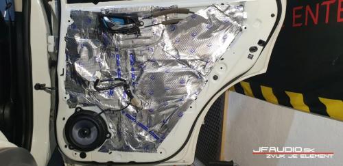 Nissan-xtrail-tlmenia kufra dverí inštalácia reproduktorov