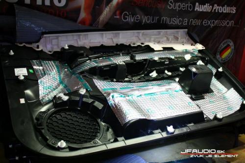 Nissan-xtrail-tlmenia kufra dverí inštalácia reproduktorov